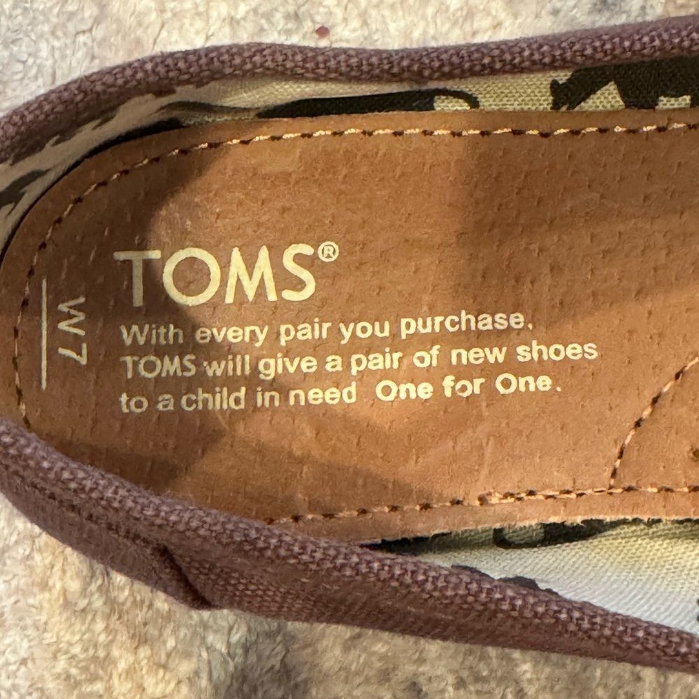 TOMS Ash Gray slip-ons preowned but no wear inside the shows - Picture 3 of 5